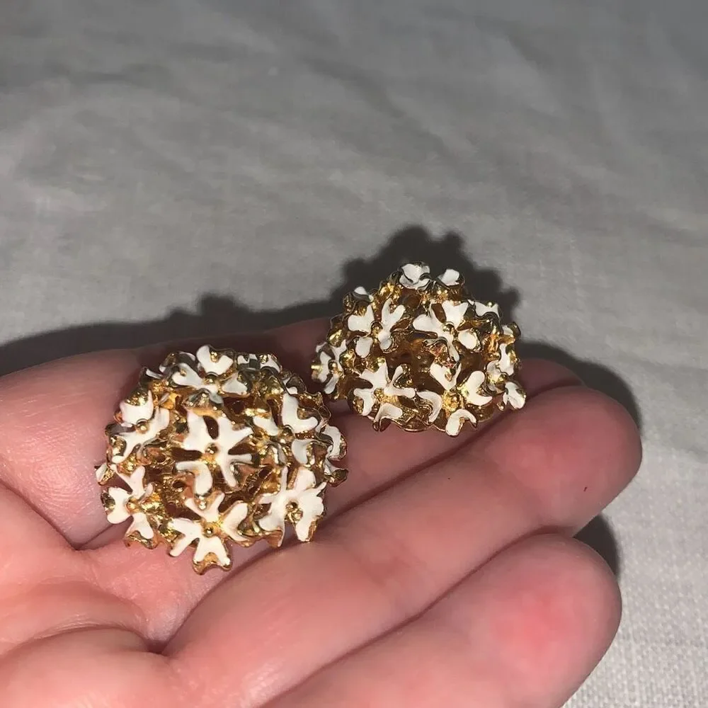 Vintage Un Marked‎ Gold Tone White Enamel Floral Dome Clip on Earrings